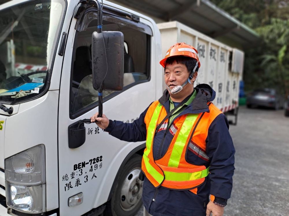 《圖說》新北市環保局坪林區清潔隊李姓隊員拾金不昧。〈環保局提供〉