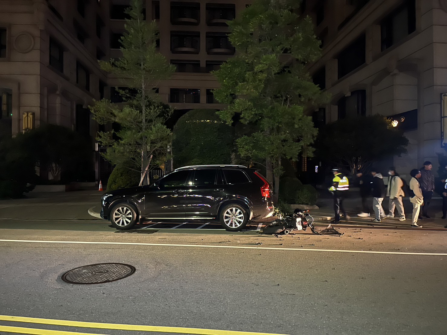 ▲圖說：路旁自小客車與機車遭酒駕車輛撞擊，現場滿目瘡痍 （圖／台中市政府提供）