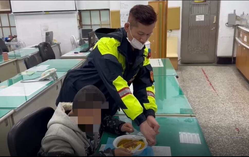 ▲圖說：警方先將男童載回派出所，給予熱騰騰的飯食及溫水暖胃 （圖／台中市政府提供）