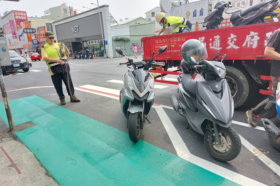 ▲圖說：中市警取締標線型人行道機車違規占用，並拖吊移置 （圖／台中市政府提供）