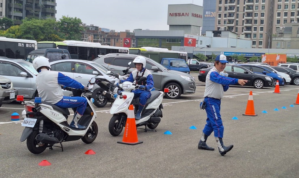 ▲圖說：「機車實技示範演練」由Honda 安駕團隊機師現場授課正確穿戴機車安全帽、騎乘姿勢及機車煞停距離 （圖／台中市政府 提供）