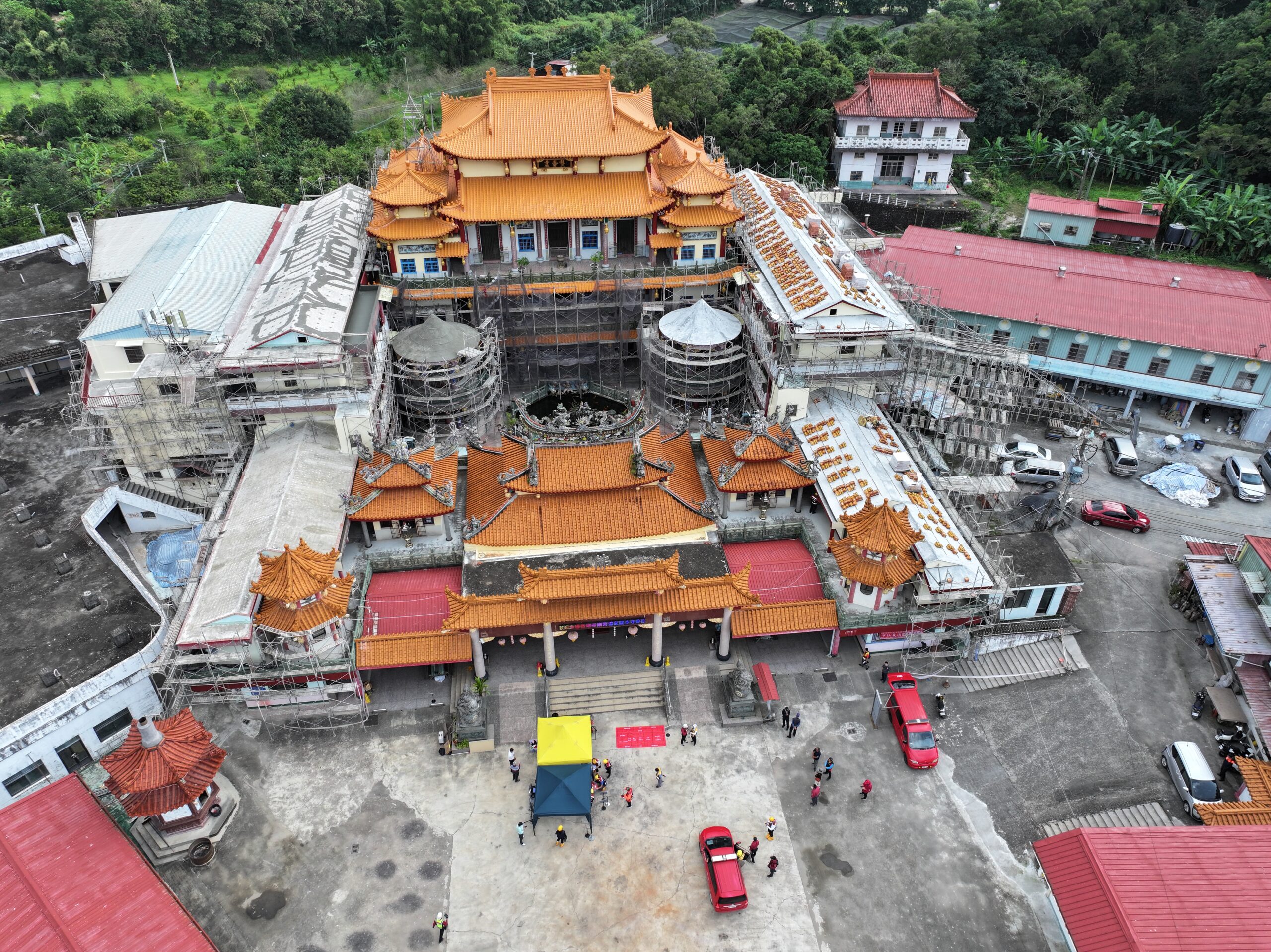 高市消防局出動救災無人機，在甲仙龍鳳寺進行火災搶救演練。翻攝畫面