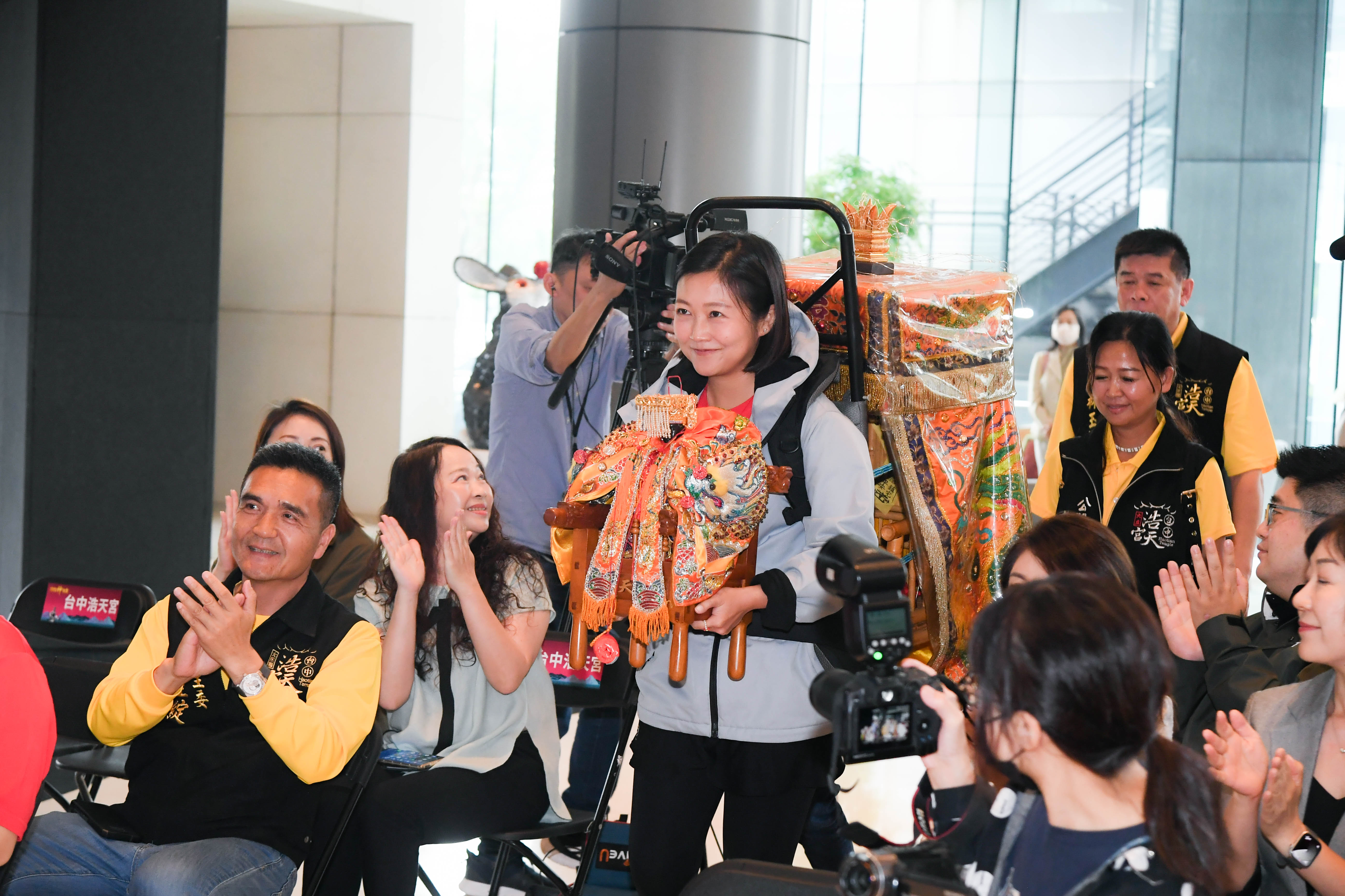 阿白揹著台中梧棲浩天宮媽祖進場，也背著媽祖登玉山。圖/三立提供