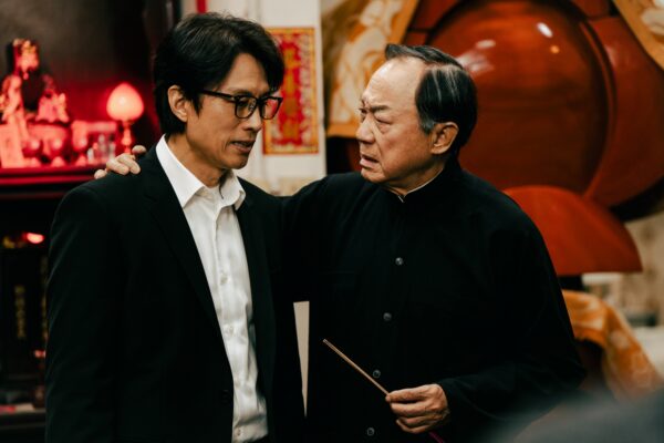 香港二代喜劇泰斗許冠文黃子華睽違32年再合作。圖／華映娛樂提供