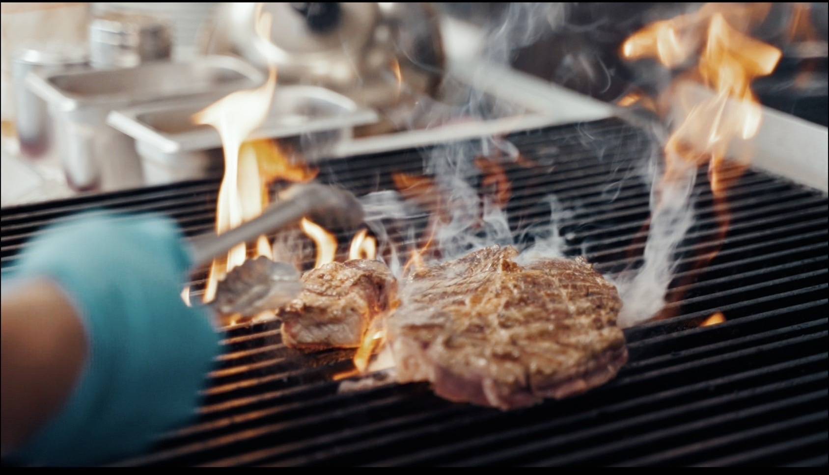 ▲ 「IKINARI STEAK」以原肉現切，以日本特色烤爐搭配火山岩碳烤，創造獨特香氣口感。（圖/ IKINARI STEAK提供）