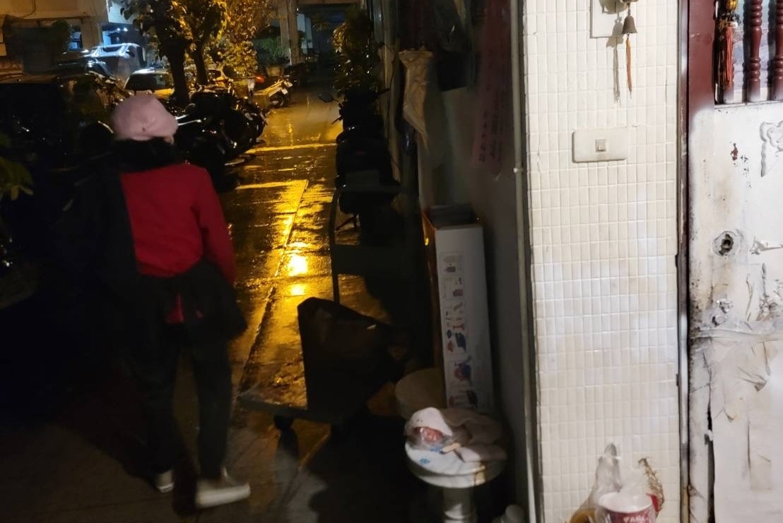 ▲圖說:一名衣服濕透的老婦人佇立街頭,熱心民眾協助報警求助 (圖/台中市政府 提供) - 報新聞 Mega News ▲圖說:一名衣服濕透的老婦人佇立街頭,熱心民眾協助報警求助 (圖/台中市政府 提供)