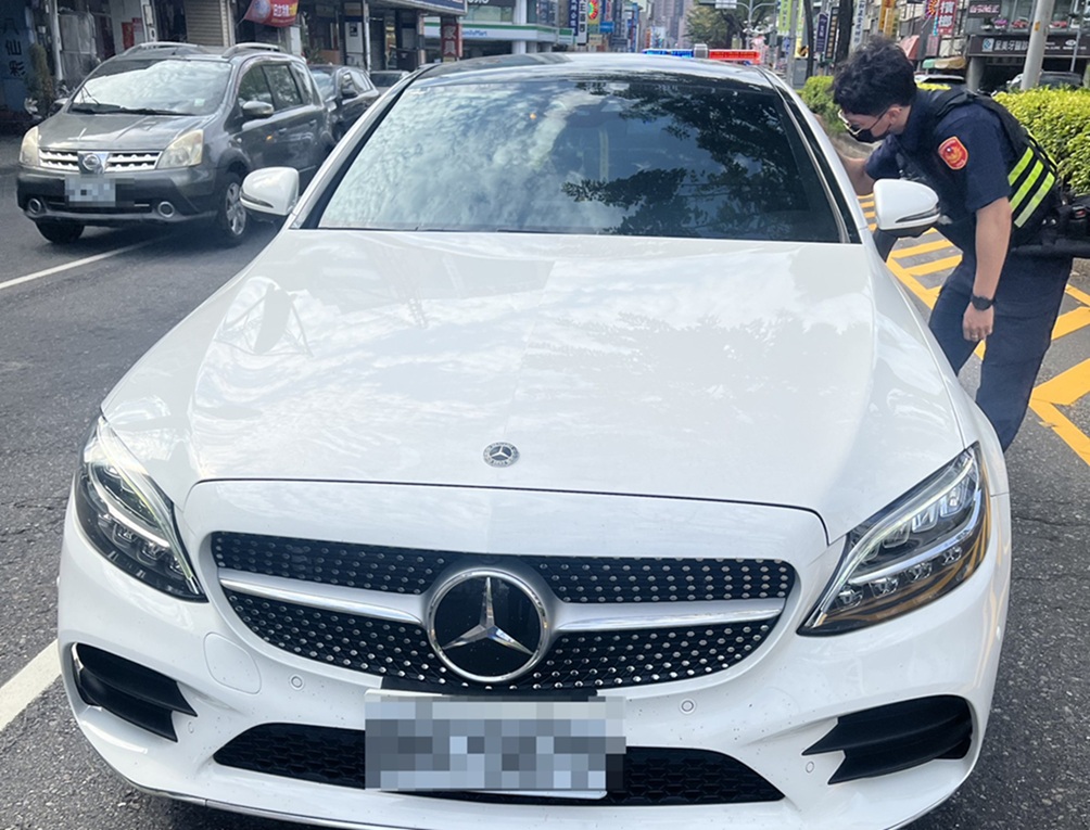 ▲圖說:29歲呂女酒後開車,渾身酒氣醉停路中,員警獲報前往處理 (圖/台中市政府 提供) - 報新聞 Mega News ▲圖說:29歲呂女酒後開車,渾身酒氣醉停路中,員警獲報前往處理 (圖/台中市政府 提供)