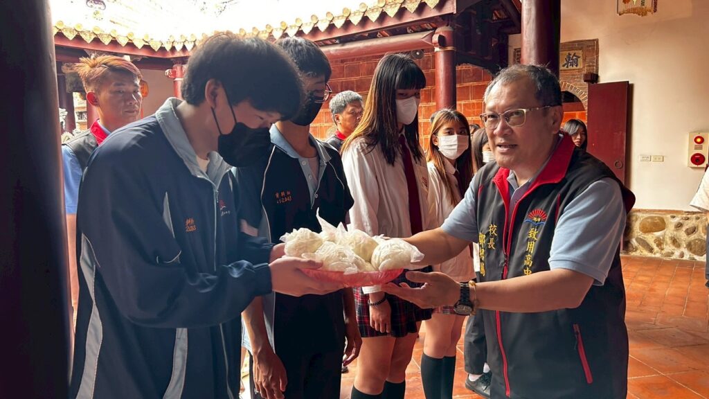 迷途翁呆坐活動中心內 暖警即時安置聯繫家屬 - 報新聞 Mega News