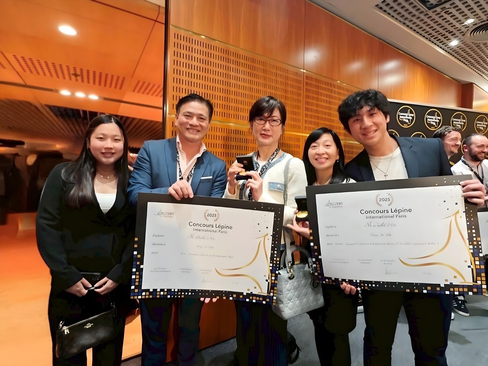 01-中山醫大校友葉晉毓左二於巴黎國際發明展喜奪雙金會後與家人及駐法大使郝培芝 - 複製 - 報新聞 Mega News