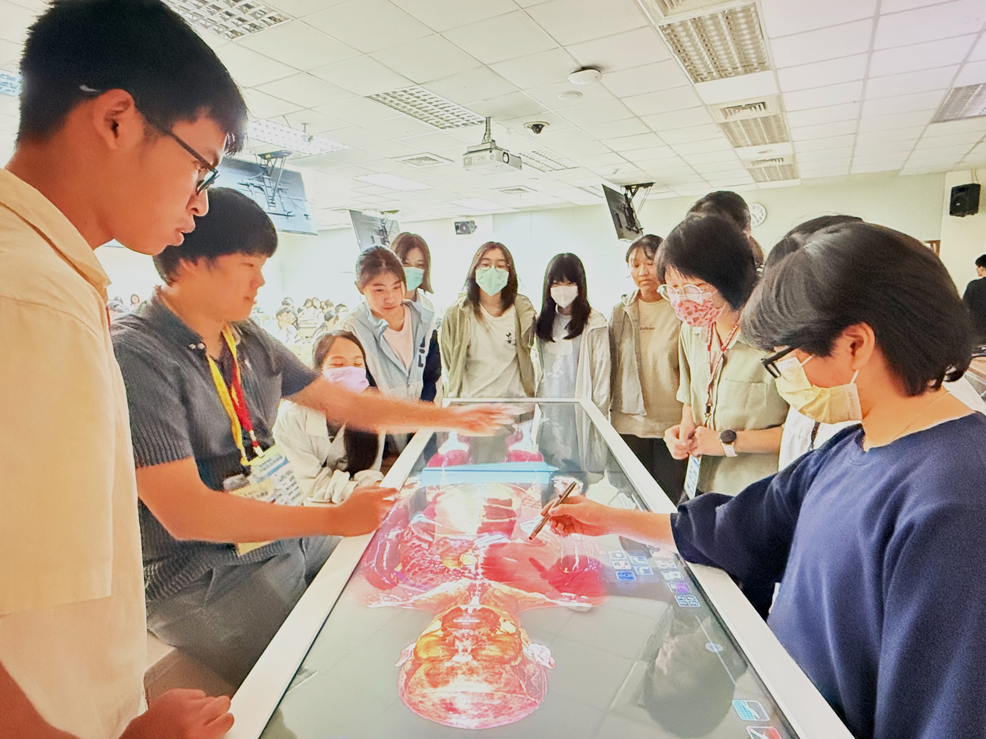 02-1學生使用虛擬解剖桌透過數位筆進行解剖操作加深對器官位置與病理變化的理解 - 報新聞 Mega News