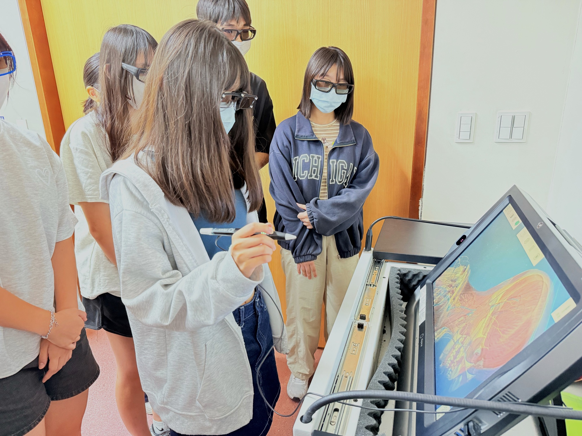 02-2學生配戴 3D 立體眼鏡透過zSpace觀察人體構造體驗沉浸式學習 - 報新聞 Mega News
