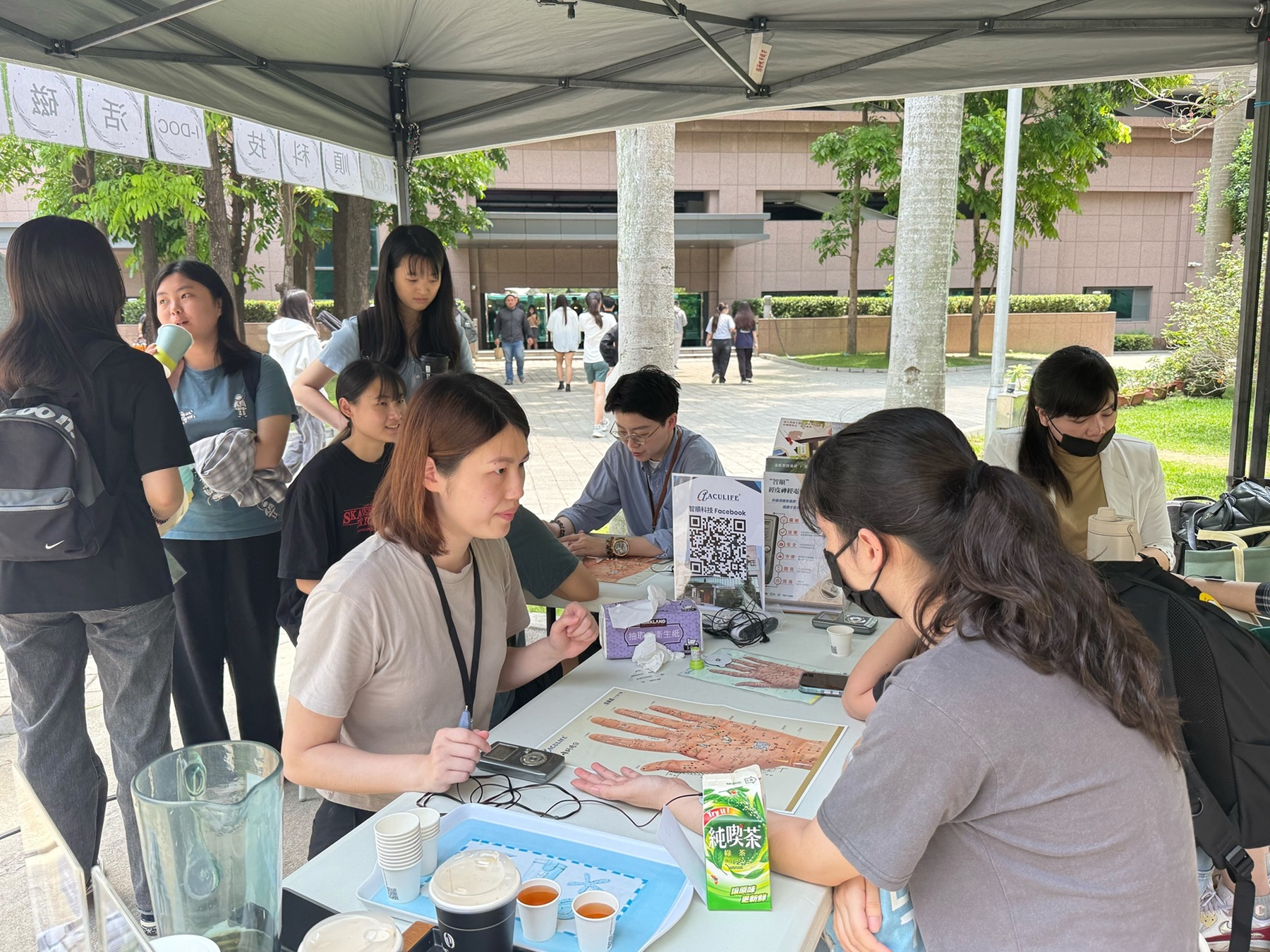 03-學生體驗最新的針灸醫療科技並了解產品原理 - 報新聞 Mega News