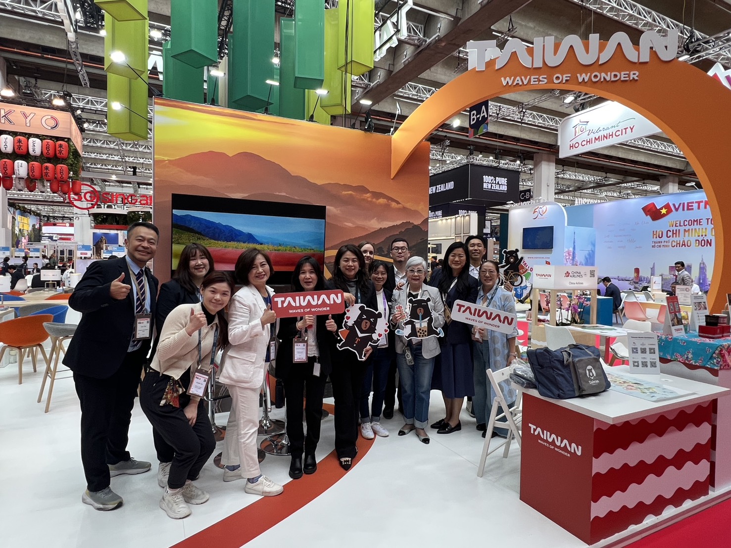 10_台灣館展商合影Taiwan Pavilion Co-exhibitors group photo - 報新聞 Mega News