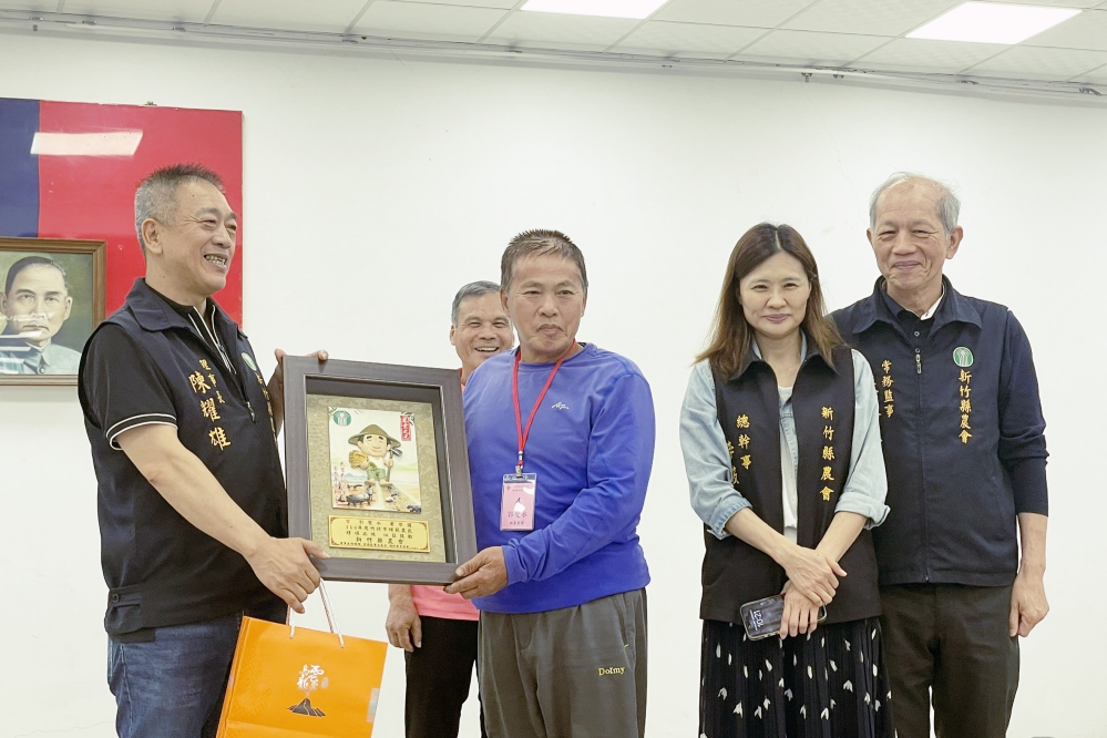 竹北農民節表彰大會-頒獎3_0_Fotor - 報新聞 Mega News