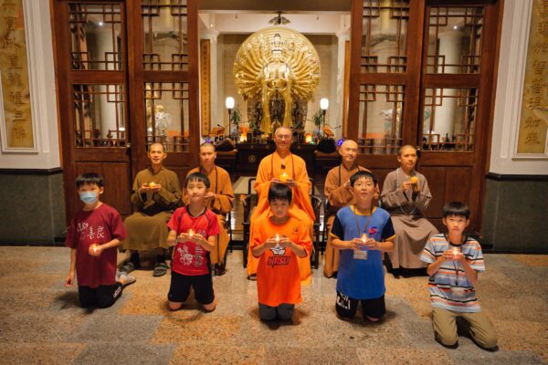 祈福傳燈。圖/楠西萬佛寺