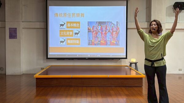簡報介紹傳統舞蹈。圖/國立東華大學
