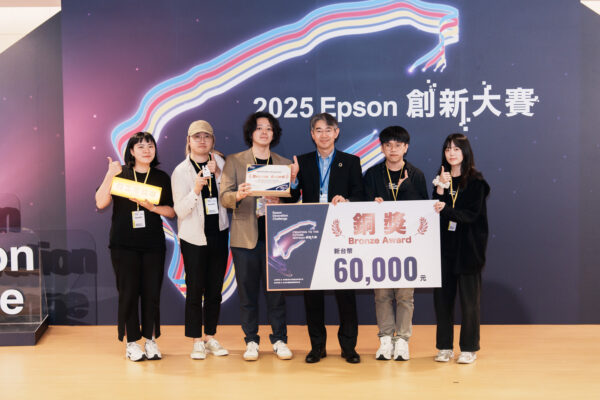 銅獎團隊「熊熊幹大事」結合紙模創作與AI影像生成。圖/ 台灣愛普生科技提供