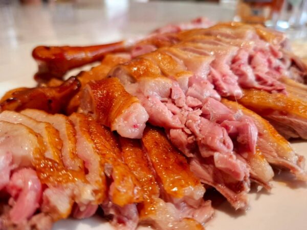 「阿城鵝肉」不只是鵝肉好吃,更從每一道配菜與細節中展現職人精神。圖/周含鍾攝