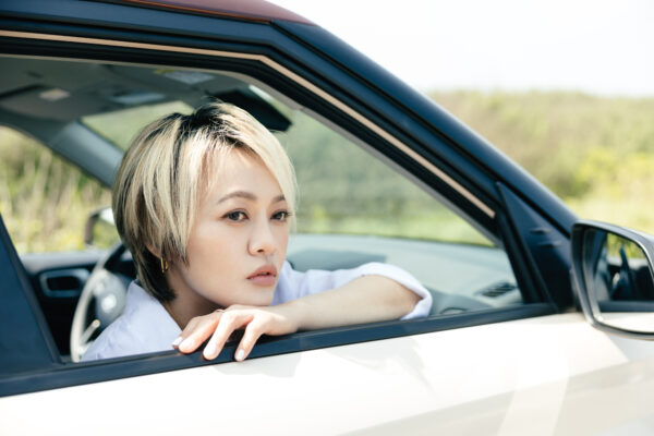 戴愛玲新歌〈還能愛嗎?〉唱出熟齡女性的內心獨白(華納音樂 提供)