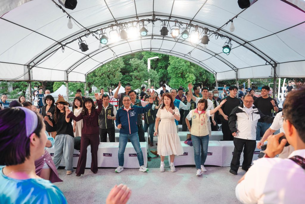2025府中醉夏趴今2日於板橋府中廣場盛大開幕侯友宜市長親臨現場與全台最大搖擺舞團Swing Taiwan熱情共舞瞬間點燃現場氣氛府中廣場搖身一變成大型露天酒吧 - 報新聞 Mega News