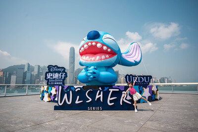 7米高的WISHER史迪仔聳立海運大廈頂層的觀景台—海運觀點，以維港為背景，成為絕美打卡點！