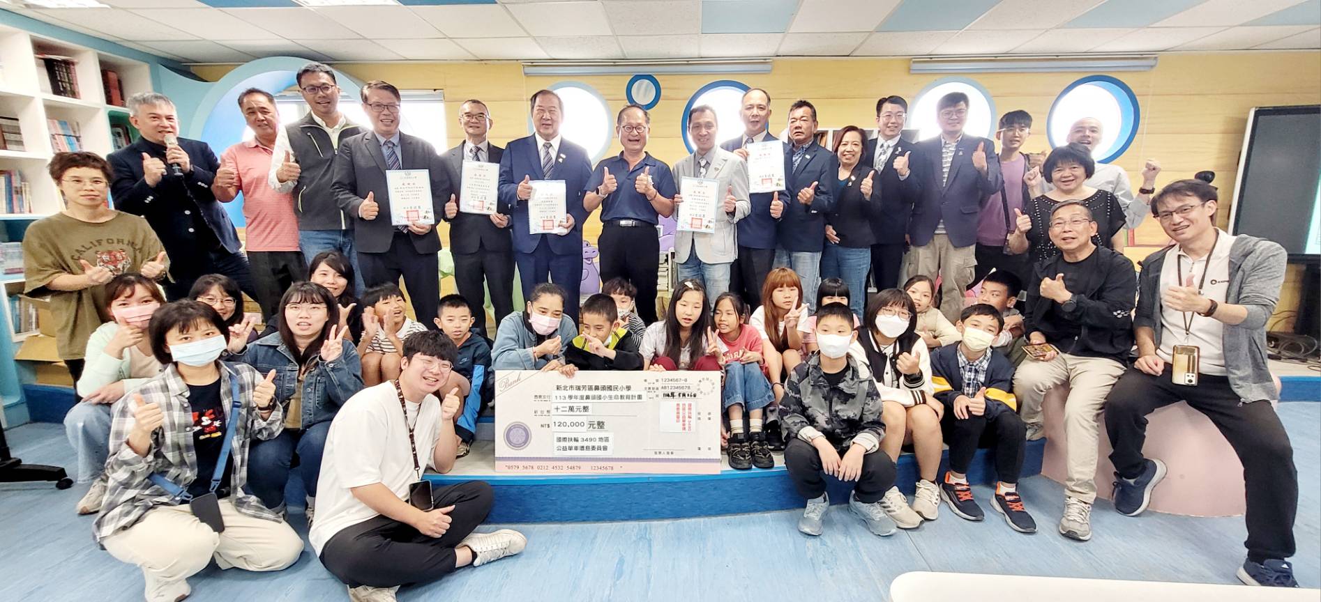 國際扶輪3490地區在單車環島行動中不忘公益關懷，今（26）日前往東北角鼻頭國小，舉辦羊隻捐贈儀式，促成豐珠中學捐贈三頭山羊作為鼻頭國小學生的「生命教育夥伴」，正式啟動「咩咩小幫手」計畫，結合生命教育與生態保育，為偏鄉校園注入新的學習動能。