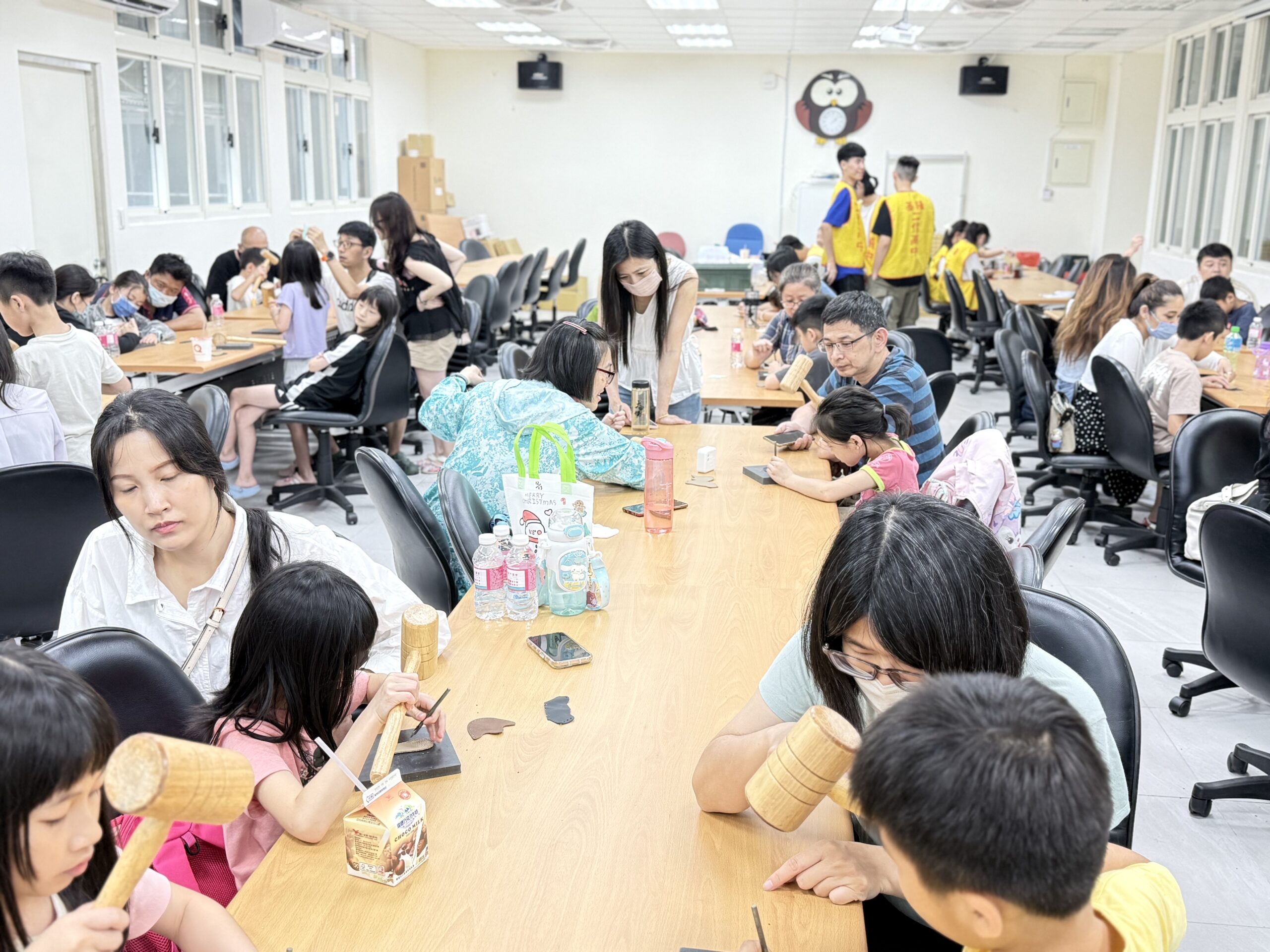 信義國小親子鞋作體驗 傳承製鞋技藝看見有愛幸福 5 9E4981CF 9C0B 4304 B4CE CCC8B8E0E290 scaled