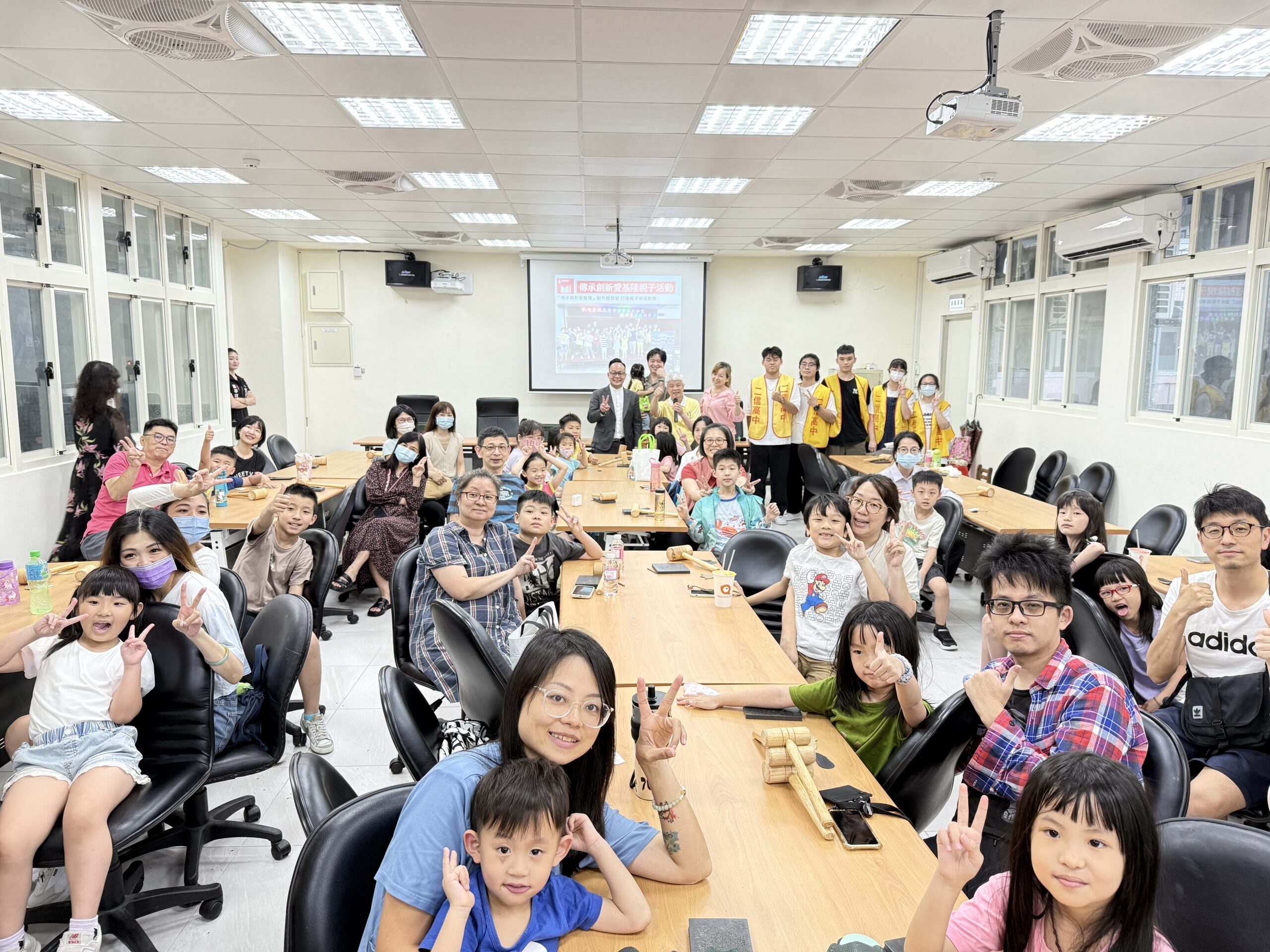 信義國小親子鞋作體驗 傳承製鞋技藝看見有愛幸福 9 D7D49367 7A42 4148 8A79 3705E0C11381 scaled