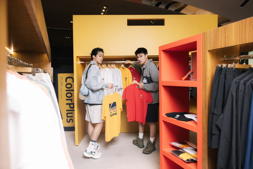 柯達也出潮牌!從底片走上街頭,KODAK APPAREL 首度快閃登台薛仕凌 × 劉子銓同場演繹影像穿搭,化身「行走的底片」定格風格記憶 5 圖/KODAK APPAREL 提供
