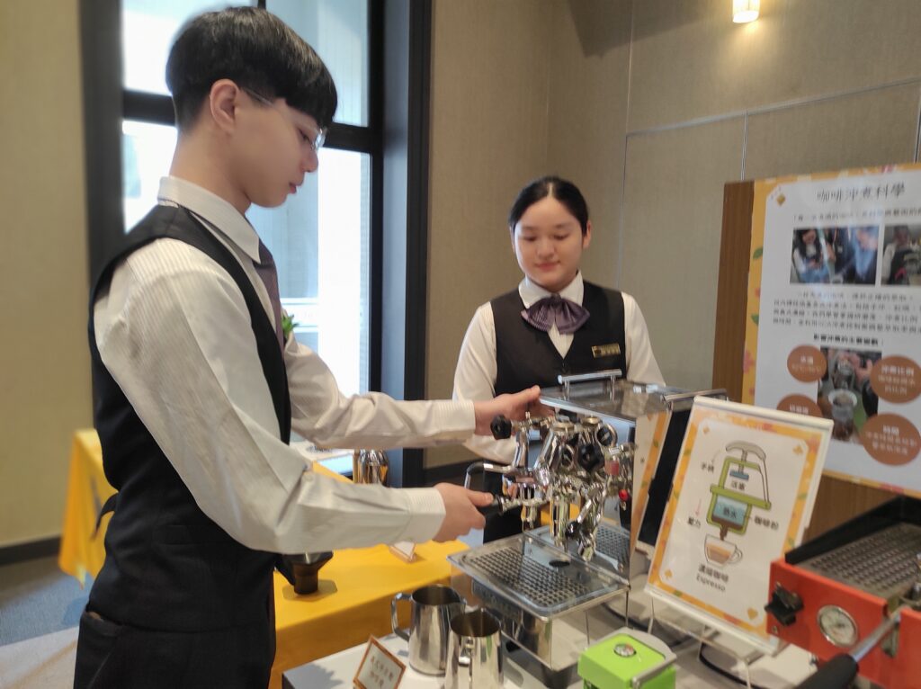 宏國德霖科大「桐花順」大秀餐旅實力,凱撒飯店連鎖搶人才「畢業即當主管」! 2 IMG 20250514 113027