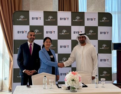 從右到左依次為：Ghaf Labs聯合創始人兼董事會成員Sheikh Almualla bin Ahmed Almualla；Bybit首席運營官兼合夥人Helen Liu；Ghaf Labs 聯合創始人兼管理合夥人Feras Al Sadek。