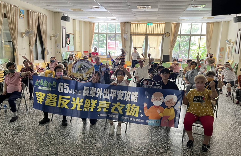 LED反光手環 - 報新聞 Mega News ▲圖說:中市交通警察大隊於活動中發放LED反光手環,提醒長者外出時穿著亮色衣物 (圖/台中市政府 提供)