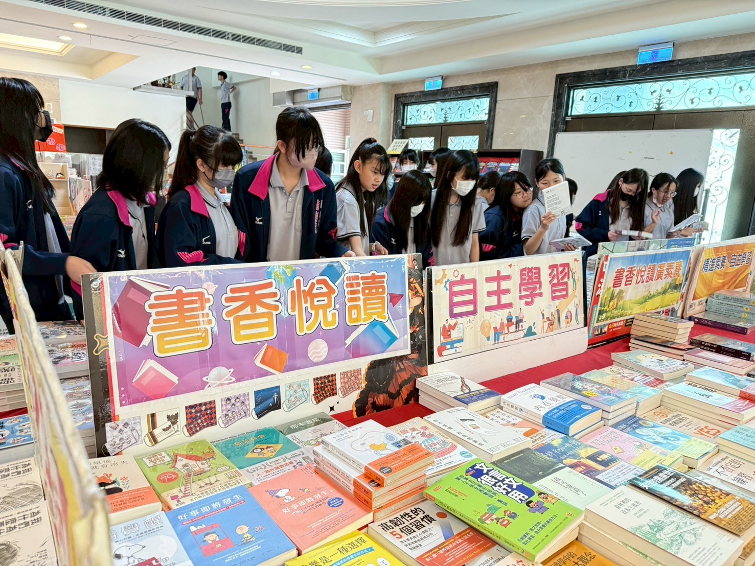 二信高中舉辦「書香悅讀」圖書展鼓勵學生快樂閱讀 4 LINE ALBUM 1140519圖書展 250519 9