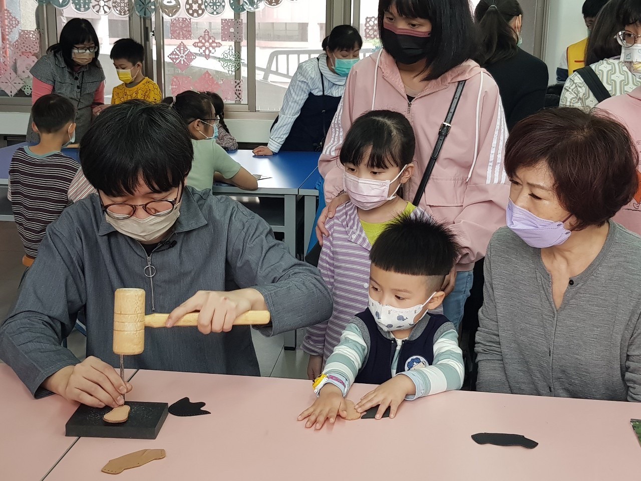 宋之凡用愛打造傳統時尚 傳承創新及有愛幸福的基隆好鞋 6 LINE ALBUM 凡人與路 250503 5