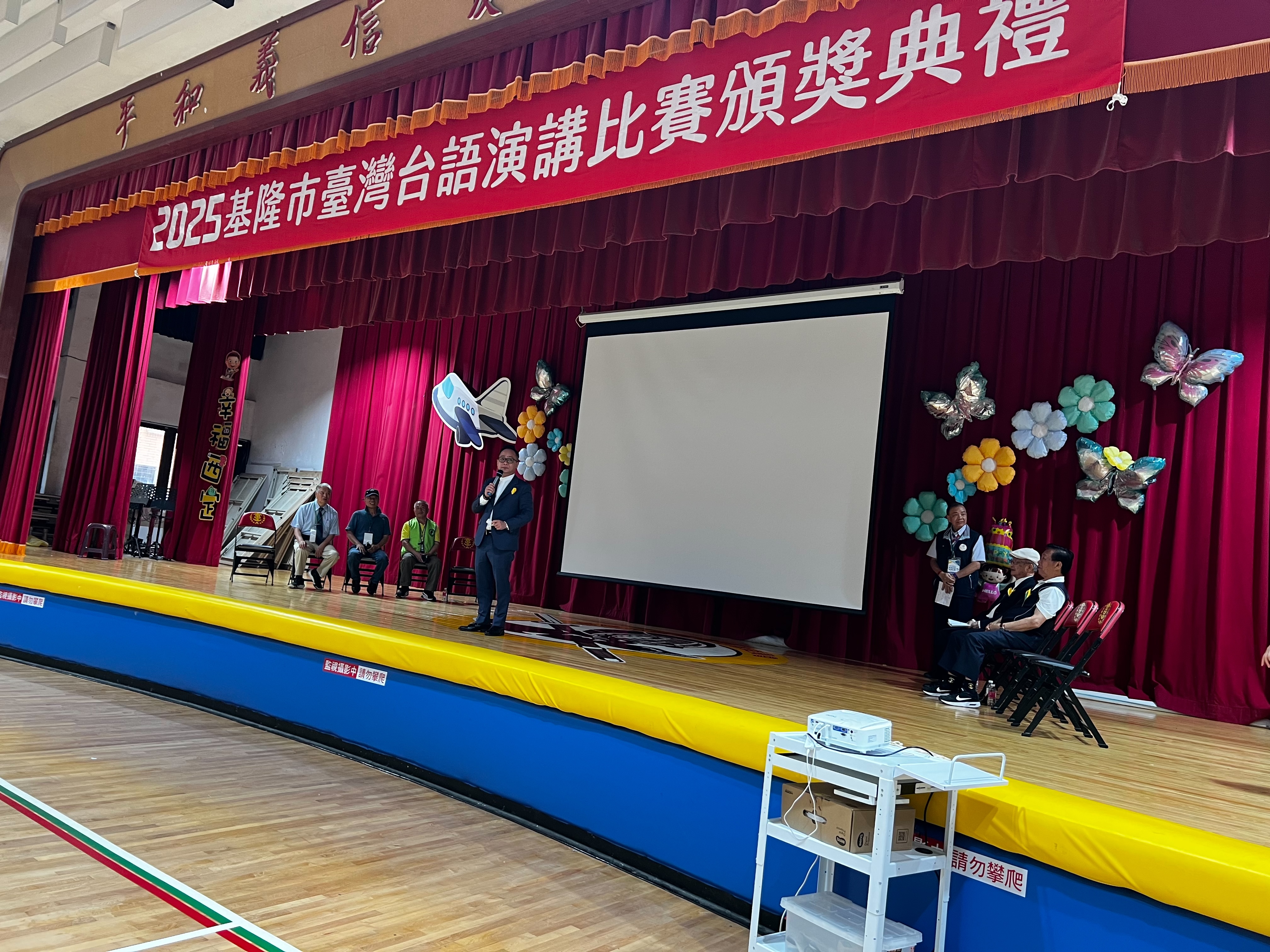 基隆市議長童子瑋也到場為學子加油打氣,有鼓勵同學多說台噢,多跟家中˙阿公阿嬤說台語。