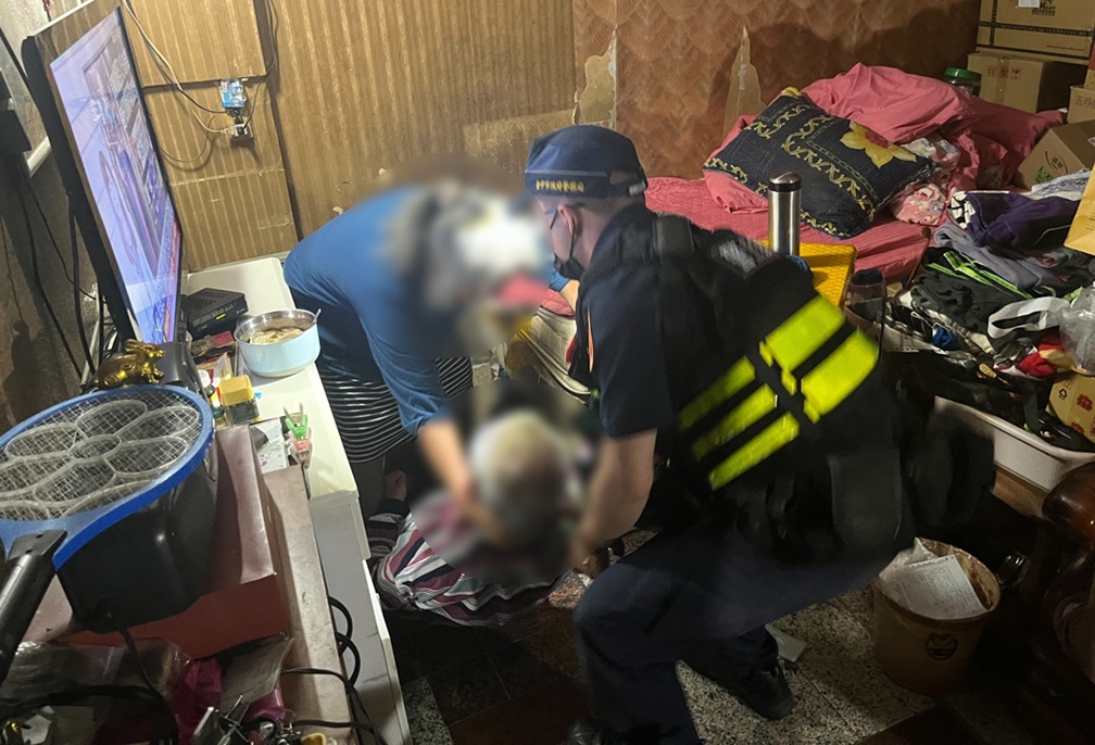 不慎跌落在地 - 報新聞 Mega News ▲圖說:坐輪椅的老翁在拿物品時不慎跌落在地,方姓妻子無力扶起,員警獲報趕往馳援 (圖/台中市政府 提供)