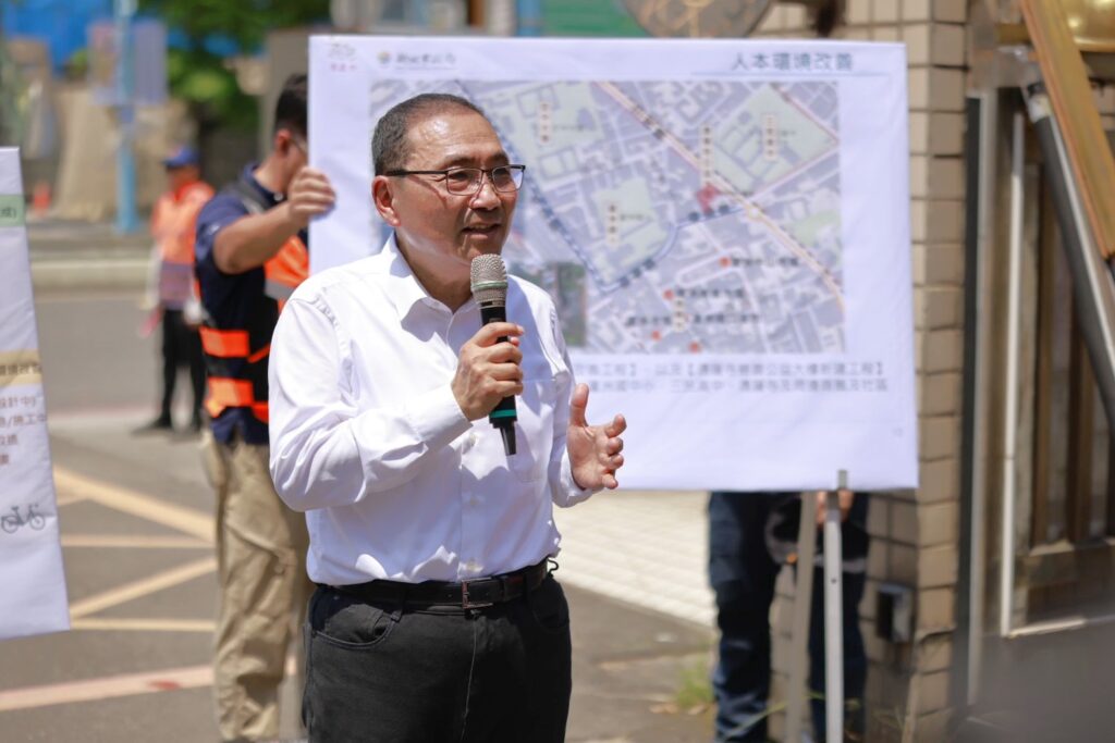 侯友宜市長視察關心湧蓮寺慈善公益大樓的工程進度，期許工程如期如質在明年10月完工