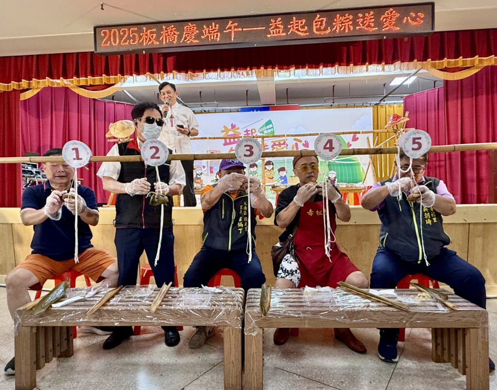 包粽王趣味競賽男子組參賽者身手俐落