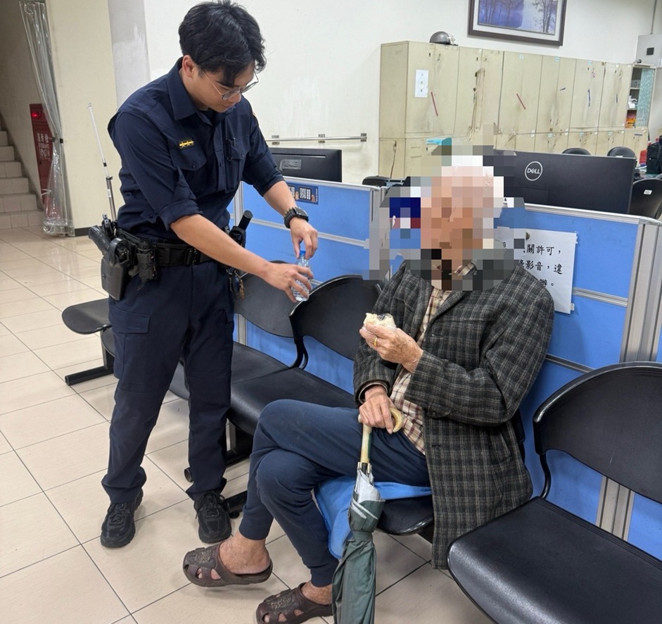半夜穿西裝 - 報新聞 Mega News ▲圖說:老翁深夜身穿西裝佇立街頭許久,員警先將其帶返派出所安置 (圖/台中市政府 提供)