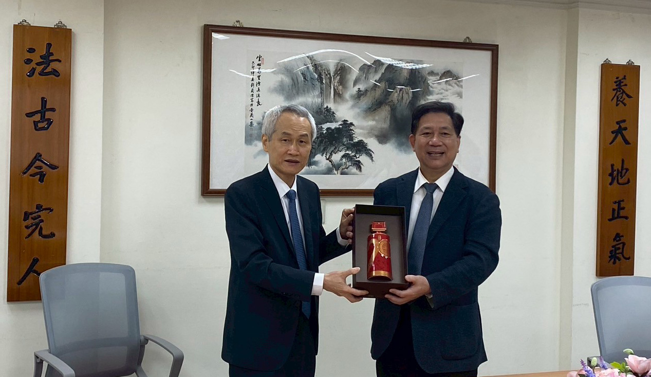圖一東吳大學詹乾隆校長致贈校酒春風釀予考試院周弘憲院長 - 報新聞 Mega News