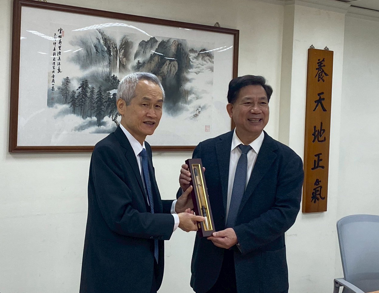 圖二考試院周弘憲院長致贈典榜筆於東吳大學詹乾隆校長 - 報新聞 Mega News