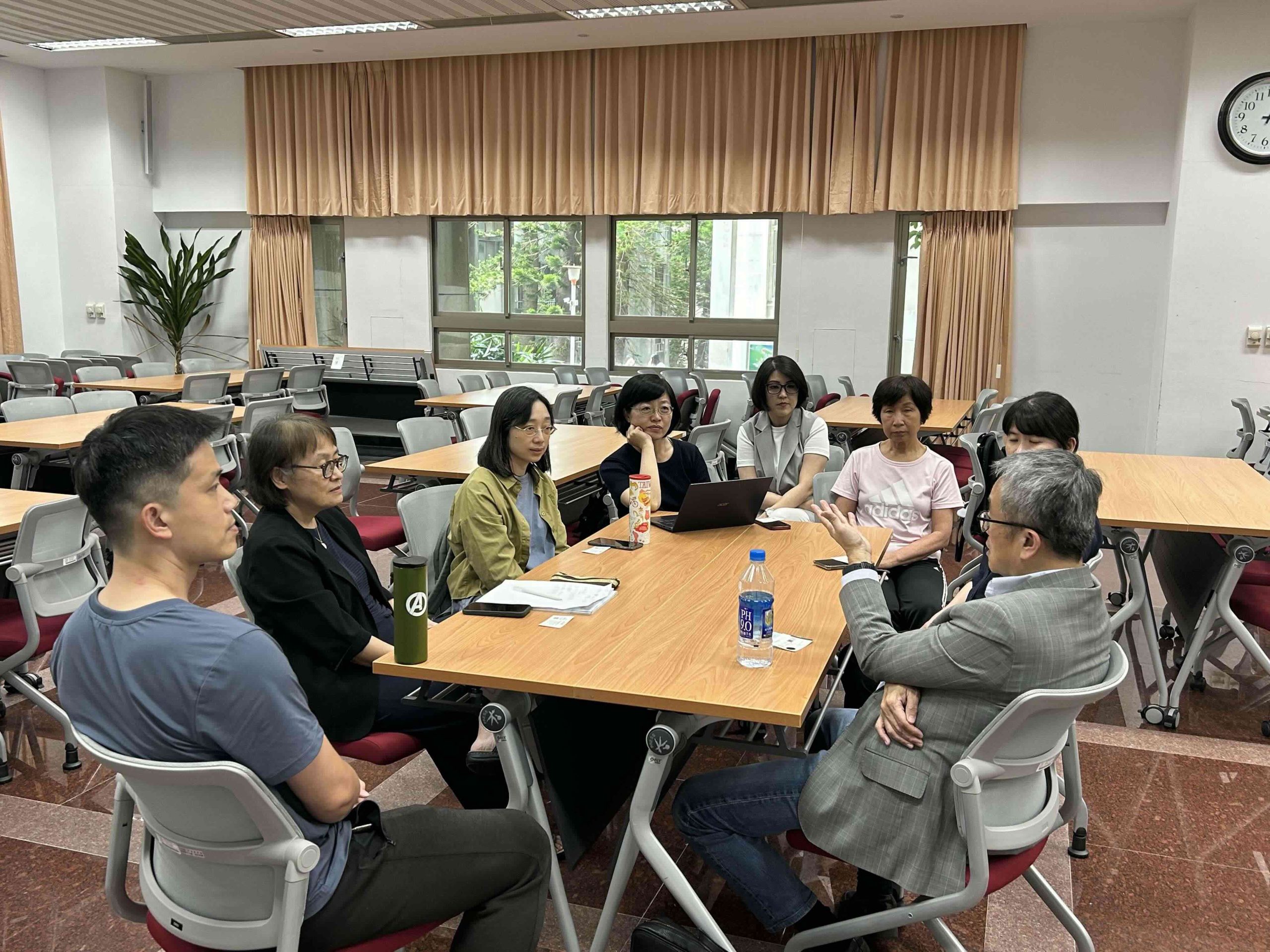 圖四張慶光董事長於會後和USR計畫教師團隊進行產學交流由學生實習到社區夥伴制度廣泛交換看法 - 報新聞 Mega News