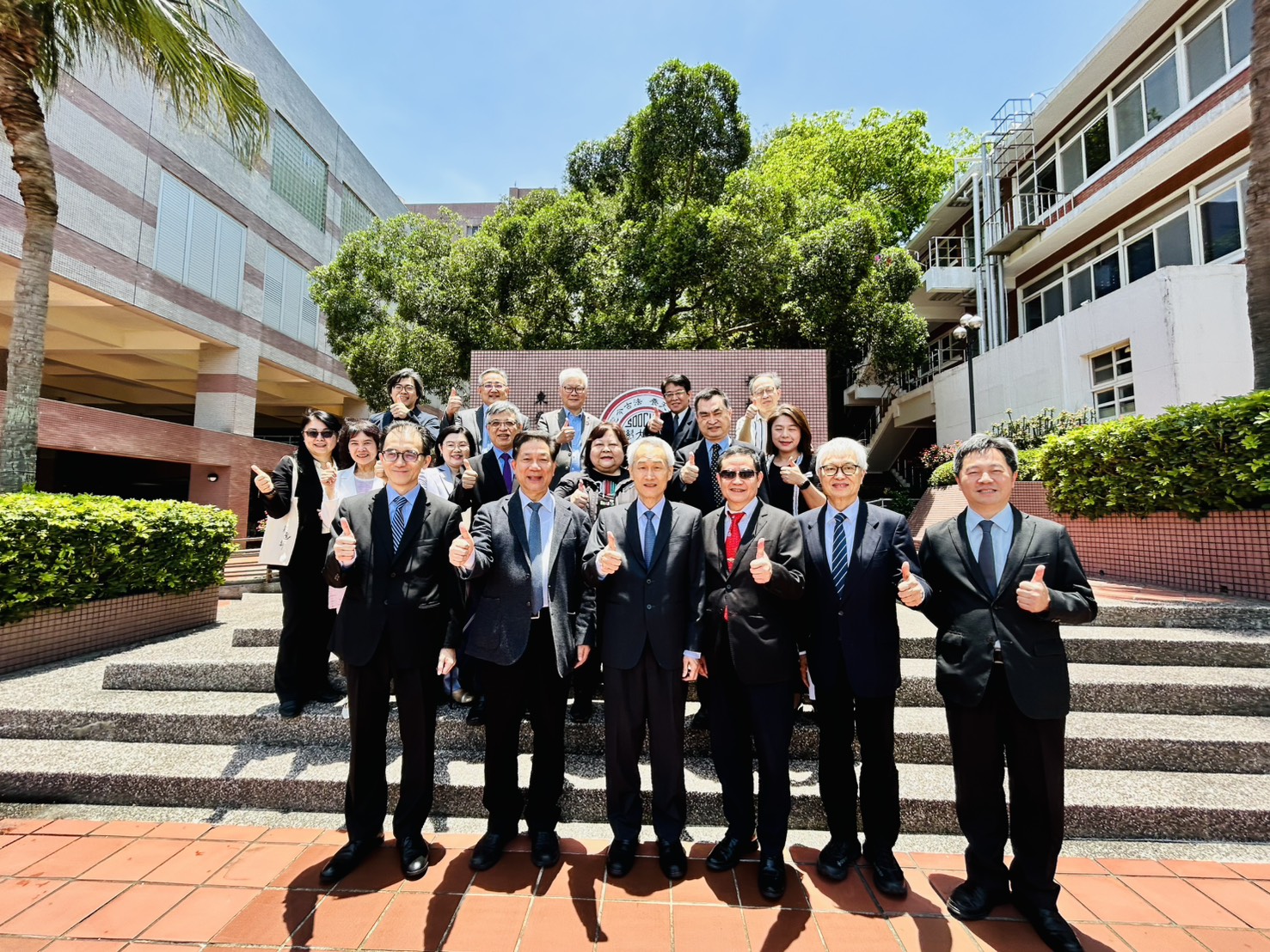 圖四東吳大學校徽牆前大合照 - 報新聞 Mega News