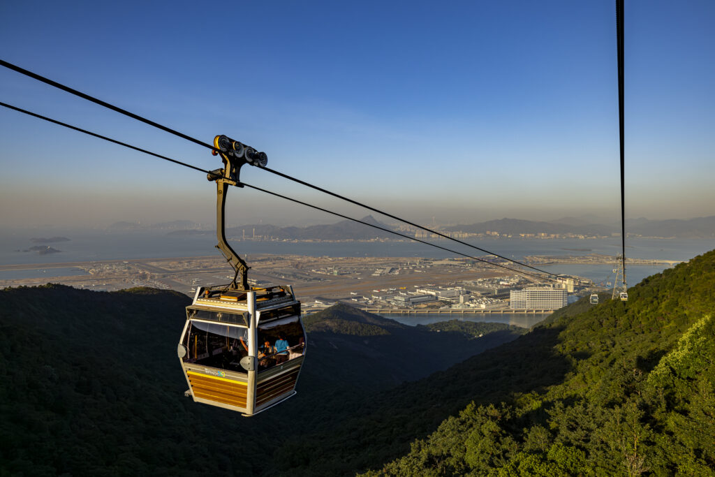 昂坪360迎接台灣旅客強勢回歸,推出夏日聯乘活動及買一送一優惠 1 圖源昂坪360▲從纜車上就能看到香港國際機場、天壇大佛和大嶼山。