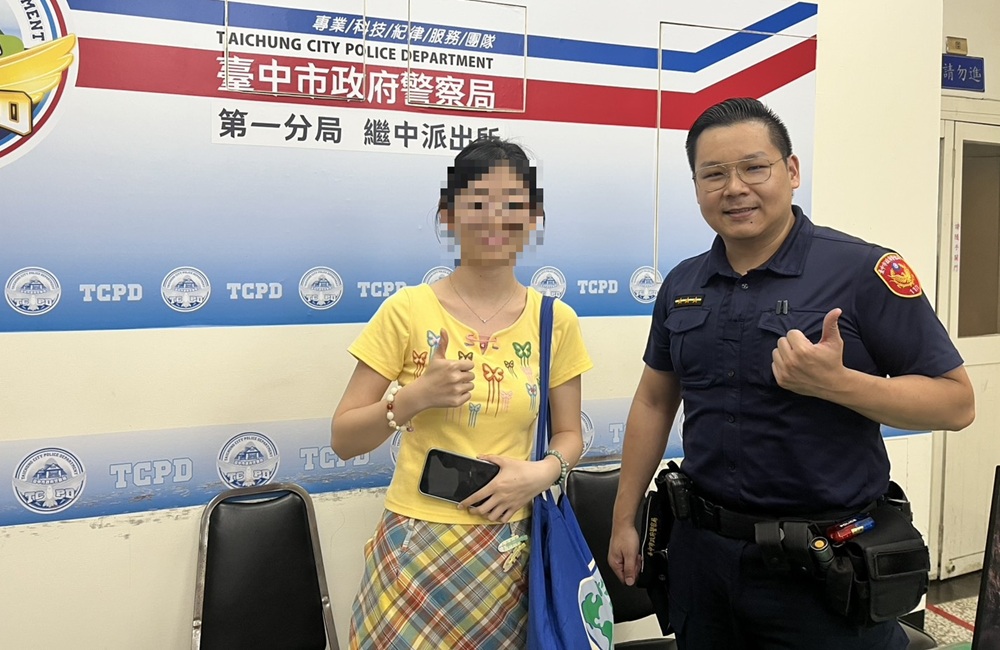 女大生遺失背包 - 報新聞 Mega News ▲圖說:繼中所員警透過公車即時通追蹤公車位置,成功在公車上尋回中國女大生遺失背包 (圖/台中市政府 提供)