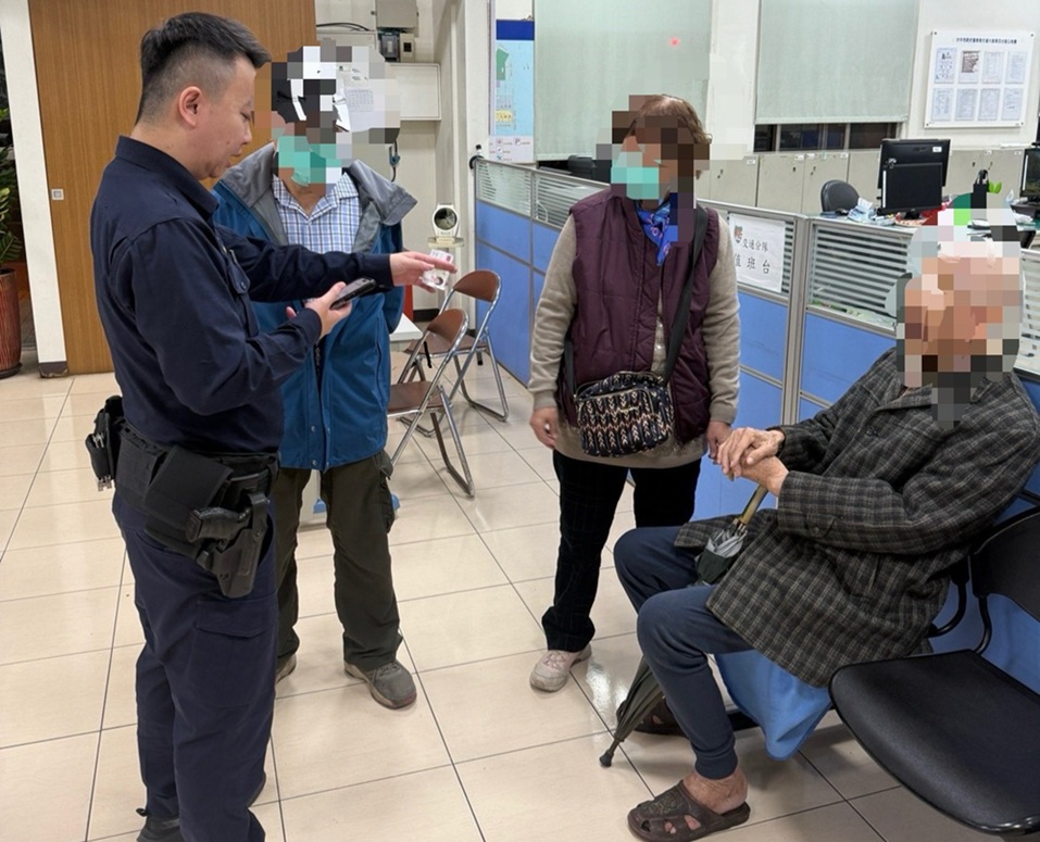將老翁接回 - 報新聞 Mega News ▲圖說:警員聯絡上老翁家屬,趕抵警所將老翁接回 (圖/台中市政府 提供)