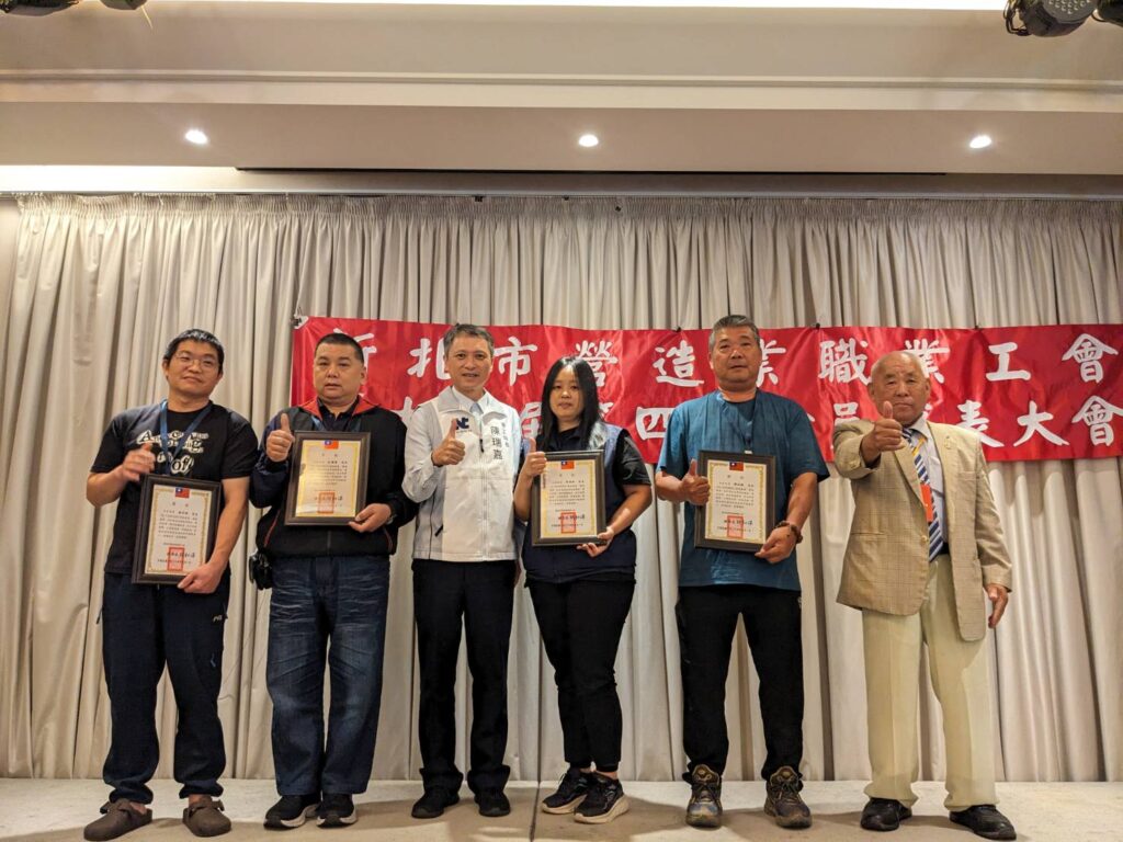 局長、理事長胡和澤與獲獎模範勞工合影