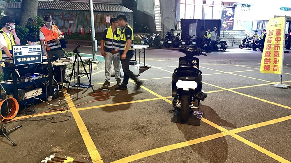 嶺東科大附近 - 報新聞 Mega News ▲圖說:警方會同環保局與監理站,在嶺東科大附近路口實施「環、警、監聯合稽查」勤務 (圖/台中市政府 提供)