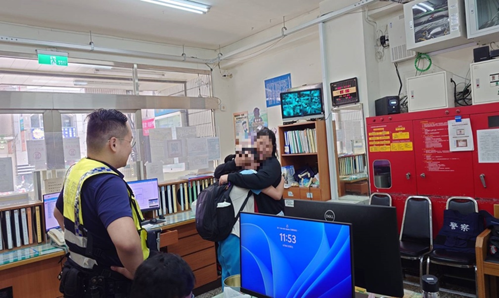 感動相擁 - 報新聞 Mega News ▲圖說:小六女童搭公車錯過下車站,一路坐到921地震教育園區終點站,經員警援助與母親在派出所感動相擁 (圖/台中市政府 提供)