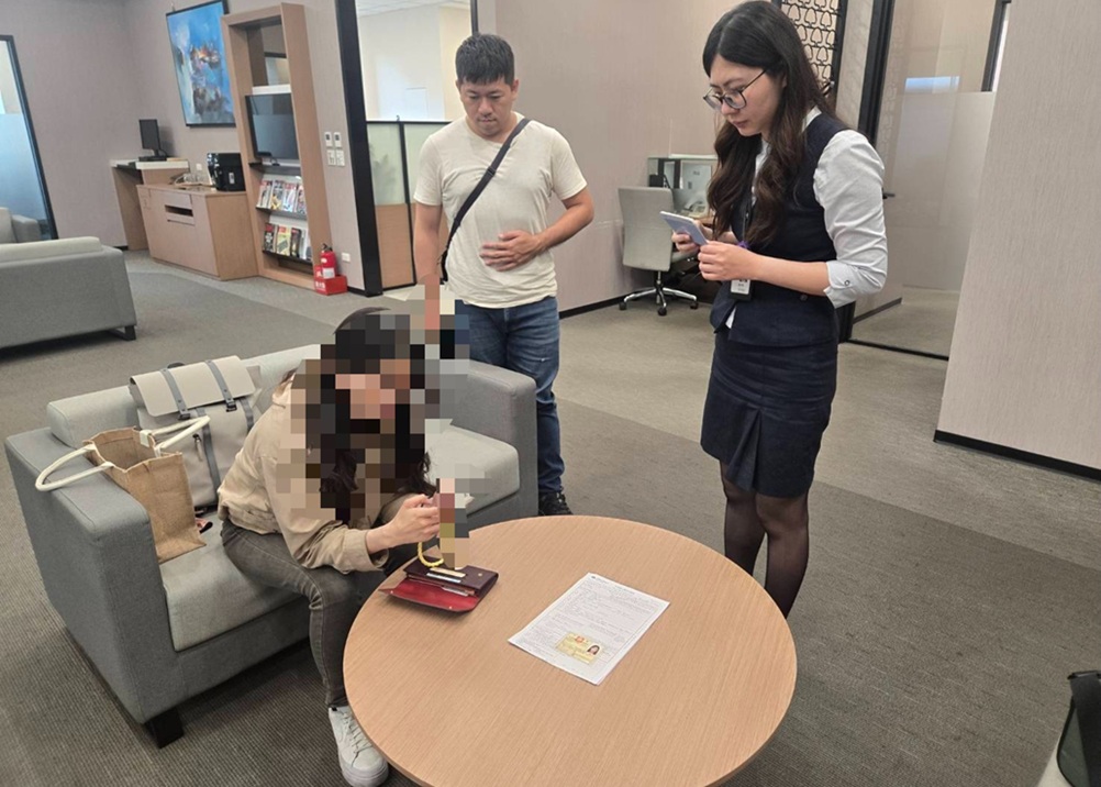戀上遊艇顧問險破財 - 報新聞 Mega News ▲圖說:37歲房仲何女誤信網路男友詐術,差點匯出3萬美元進行投資,警一通查證電話戳破謊言 (圖/台中市政府 提供)
